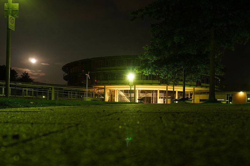 Steinhagener Gymnasium bei Nacht von Maximilian Burnos