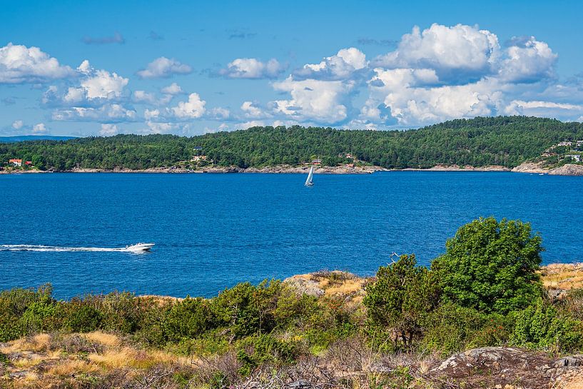 Landschap met boten op het eiland Merdø in Noorwegen van Rico Ködder
