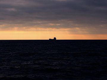 Zonsondergang met silhouette van containership in Canada van Monrey