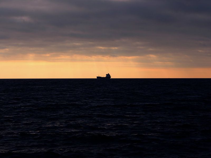 Coucher de soleil avec la silhouette d'un porte-conteneurs par Monrey