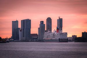 Das Kreuzfahrtschiff Queen Anne in Rotterdam bei Sonnenaufgang