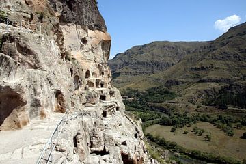 De rotsstad Vardzia in Georgië. van Bas van den Heuvel