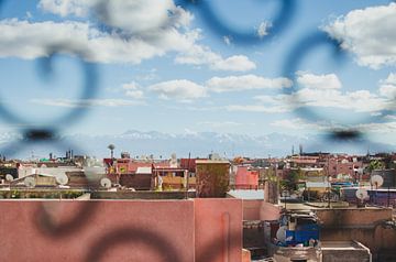 Marrakesh met zicht op het Atlasgebergte van Vera van den Bemt