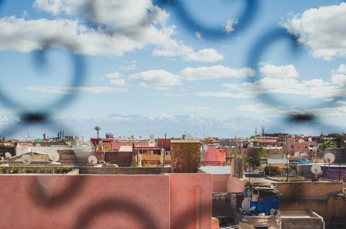 Marrakech mit Blick auf das Atlasgebirge
