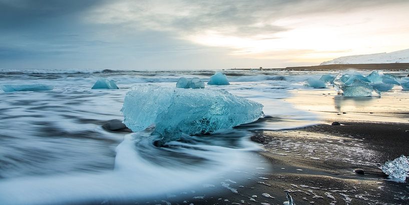 IJsblokken op het strand van Menno Schaefer