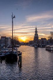 Bateaux devant la Montelbaanstoren au coucher du soleil à Amsterdam. sur Bart Ros