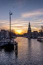 Schiffe vor den Montelbaanstoren bei Sonnenuntergang in Amsterdam. von Bart Ros Miniaturansicht