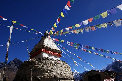 Stupa met gebedsvlag