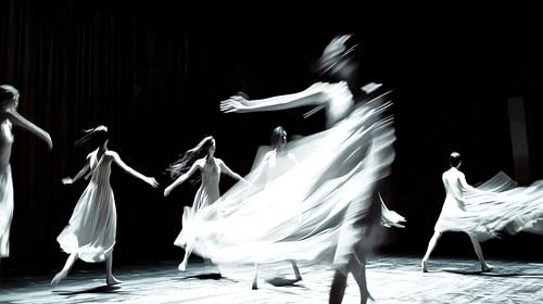 Balletdansers in vloeiende beweging