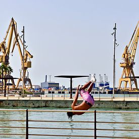 Acrobatic jump into the harbour basin of Cádiz by Silva Wischeropp