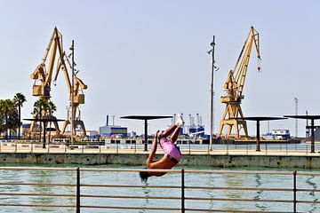 Acrobatic jump into the harbour basin of Cádiz by Silva Wischeropp