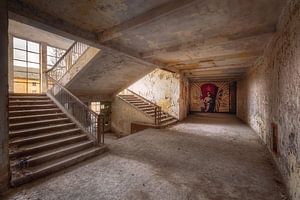 Abandonnée Escalier avec Mural. sur Roman Robroek - Photos de bâtiments abandonnés