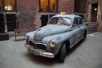 Oude Taxi - Gdánsk / Old taxi / old car in Ratusz Głównego Miasta van Maurits Bredius