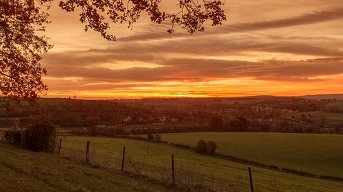 Zonsopkomst boven kerkdorpje Eys