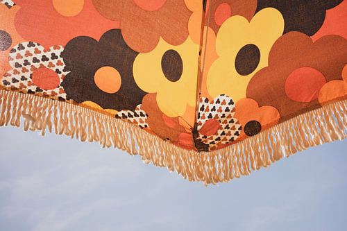 Motif rétro « flower power » sur un parasol de plage de 70'. sur Christa Stroo photography