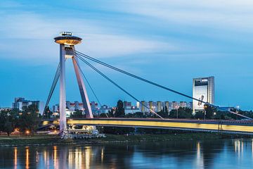 Pont sur le Danube avec restaurant OVNI à Bratislava, Slovaquie sur Gunter Kirsch