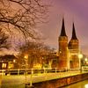 Oosterpoort in de avond  van Dexter Reijsmeijer