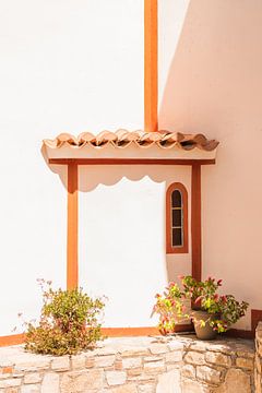 Fenêtre orange et blanche avec plantes | Grèce sur Lisa Bocarren