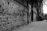 Oude straat in Riga zwart / wit van Manon Ruitenberg thumbnail