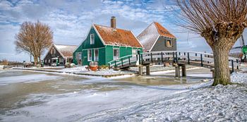 zaans house in the snow