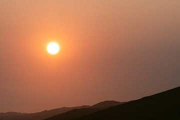 Zonsondergang in de Sossusvlei, Namibië van Suzanne Spijkers