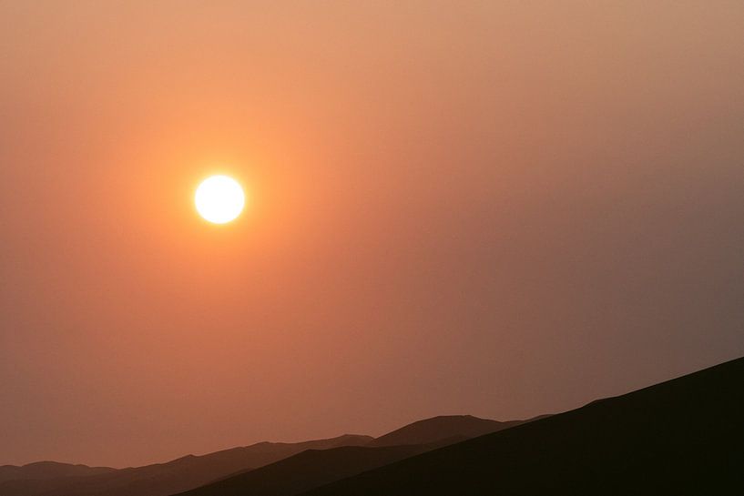 Sonnenuntergang im Sossusvlei, Namibia von Suzanne Spijkers