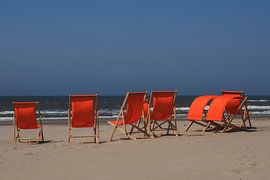 Strandstoelen aan zee.