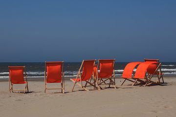 Strandstoelen aan zee. van Blond Beeld