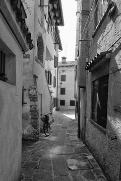 Italienische Gasse in Grado von Angelika Stern