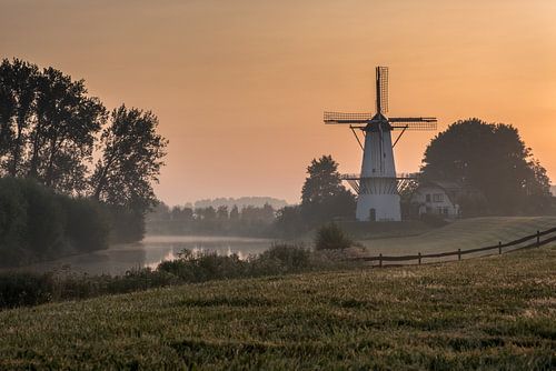 Molen De Vlinder aan de rivier de Linge in de Betuwe