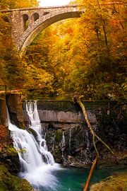 Wasserfall und ein Zugviadukt in einer Schlucht im Herbst von iPics Photography