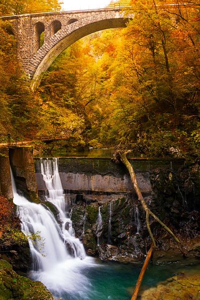 Waterval en een treinviaduct in een kloof in de herfst van iPics Photography