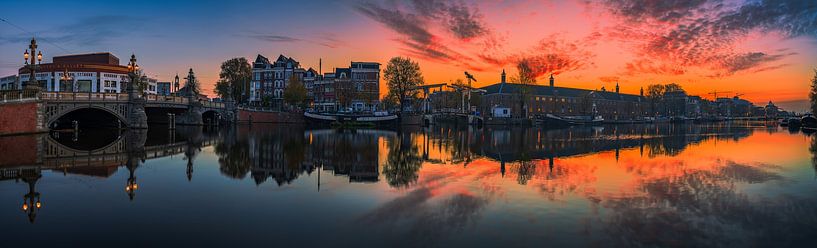 Panorama van de Amstel in Amsterdam, 2020 van Amsterdam.Photos