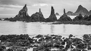 Playa Gueirua in Schwarz und Weiß, Asturien, Spanien
