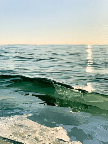 Une vague verte baignée de lumière dorée
