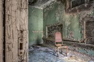 Verlaten plaats - eenzame stoel van Carina Buchspies thumbnail
