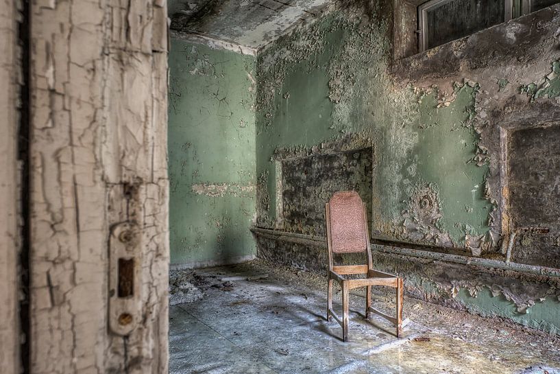 Verlaten plaats - eenzame stoel van Carina Buchspies