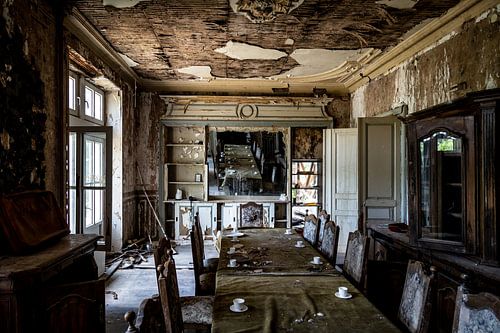 Urbex Esszimmer liegend