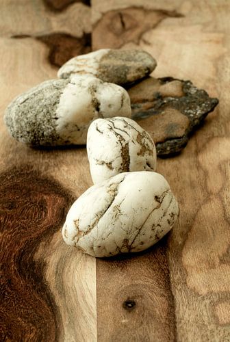 Nature morte avec pierres blanches sur bois brun beige