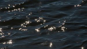 Tanzendes Sonnenlicht auf dem Wasser