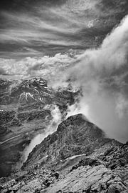 Majestätische Bergkette in den Wolken