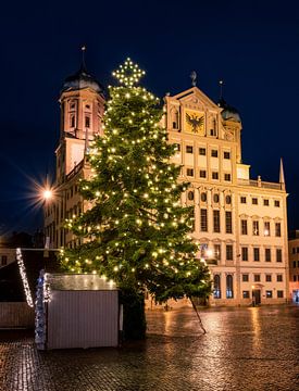 Verlichte kerstboom voor het stadhuis van Augsburg van ManfredFotos