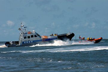 KNRM in actie op zee voor Ameland. van Brian Morgan