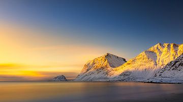 The last warm light of the day on the mountains by Nando Harmsen