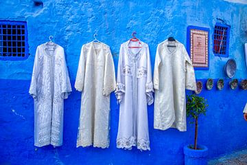 kaftans aan de muur, Chefchaouen in Marokko van Jan Fritz
