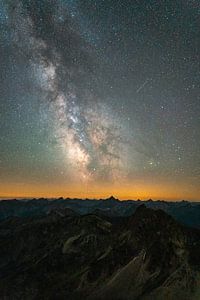 Sterrenhemel en Melkweg boven de Allgäuer Alpen van Leo Schindzielorz