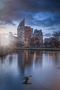 Immeubles de bureaux modernes dans le centre de La Haye peu avant le lever du soleil sur gaps photography