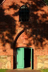Warmes Abendlicht fällt auf die Wolterdinger Kirche