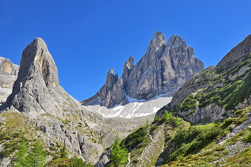 Les sommets de la Cima Una sous un ciel d'un bleu éclatant