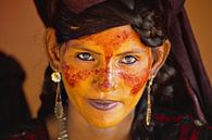Le désert du Sahara. Une femme touareg se prépare au mariage. par Frans Lemmens Aperçu